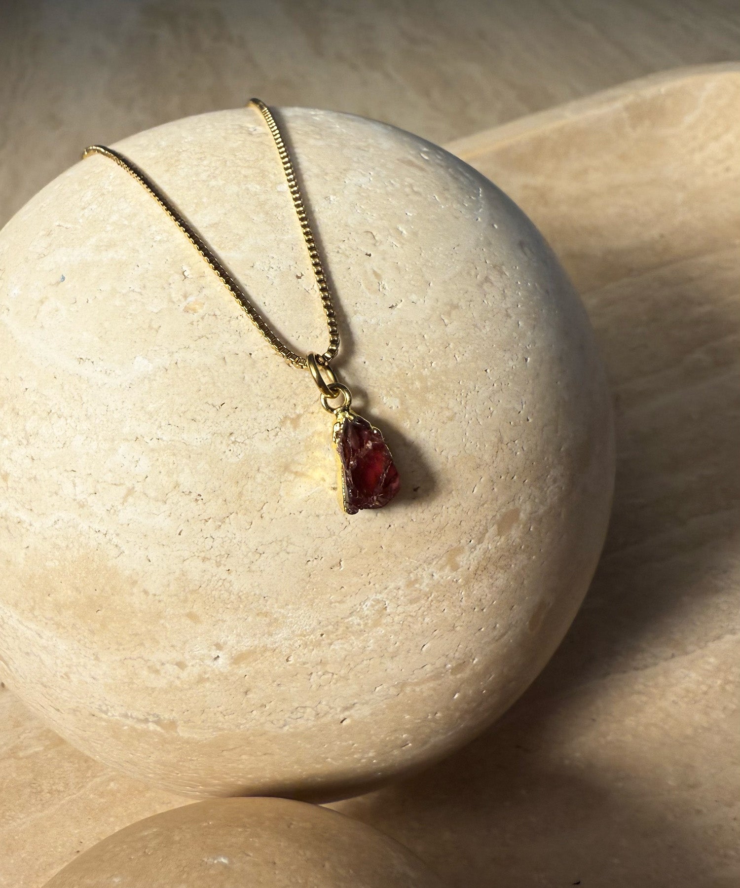 THE CAPRICORN NECKLACE WITH GARNET